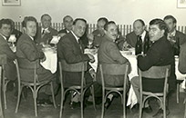 tavolata di amici cartellonisti e affini